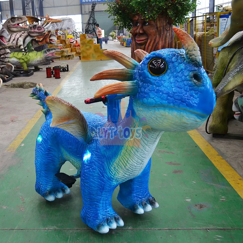 I bambini cavalcano i giocattoli-dinosauri con gli animali elettrici