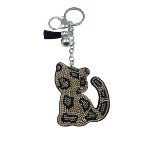 Llavero <span class=keywords><strong>de</strong></span> aleación con estampado <span class=keywords><strong>de</strong></span> leopardo y gato <span class=keywords><strong>de</strong></span> dibujos animados, bonito y creativo, con diamantes <span class=keywords><strong>de</strong></span> imitación y borla, para regalo <span class=keywords><strong>de</strong></span> niñas, venta al por mayor - Product Image 3
