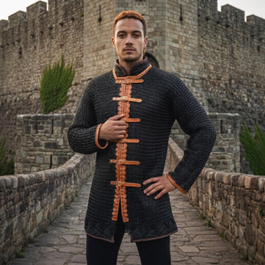 Camisa de armadura medieval de acero con correas y hebillas de cuero, protección completa. - Product Image 1