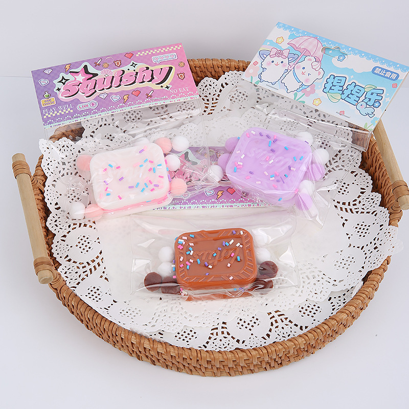 El color de las [pequeñas galletas cuadradas] es aleatorio