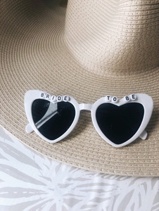 Occhiali da Sole Personalizzati con Lettere a Forma di Cuore per Matrimoni, Feste, Team della Futura Sposa, Appena Sposati, Regalo per la Cerimonia - Product Image 5