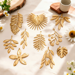 Galería de Hojas Botánicas |   Dijes de Rama de Flor con Hojas en Oro PVD de 18K y Acero Inoxidable |   Colgante Hipoalergénico Resistente al Agua y al Deslustre - Product Image 2