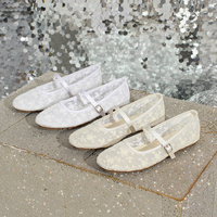 Vente en gros de ballerines blanches ajourées respirantes en maille dentelle, à semelle plate, avec fermeture à boucle et sangle réglable, pour soirée et usage décontracté, très demandées