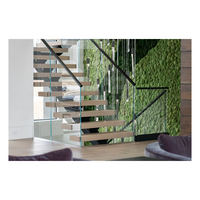 Escalier flottant sur mesure avec supports en acier, marches en chêne fumé, main courante en laiton, balustrade en corde, style nautique