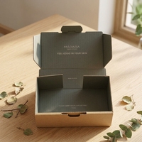 Boîtes d'expédition en carton ondulé recyclables avec logo personnalisé en relief – Emballage durable pour chaussettes et vêtements