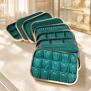 Plateau à bijoux en velours personnalisable AURORA avec logo sur mesure, design léger, livraison rapide pour l'affichage des bagues/boucles d'oreilles - Product Image 1
