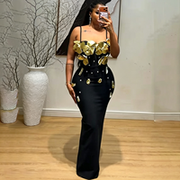 Robe de soirée élégante pour femmes, noire, à fines bretelles, avec un grand motif floral 3D brillant sur la poitrine, idéale pour les soirées formelles et les bals.