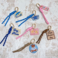 Nouveauté 2026 : Porte-clés pendentif en acrylique à motif rayé et corde, thème Fête des Mères, breloque pour sac fourre-tout et plage