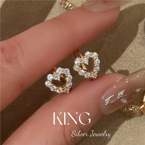Boucles d'oreilles clous King Heart en argent sterling S925 plaqué or avec moissanite, pour un usage quotidien - Product Image 1