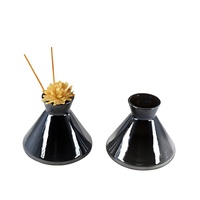Bouteille de diffuseur de parfum en verre vide de forme triangulaire moderne noire galvanisée de 200ml en gros