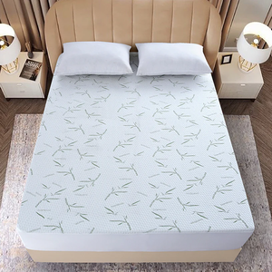 Protector de Colchón Impermeable <span class=keywords><strong>Utopia</strong></span> Bedding. Funda de Colchón Premium de 210 GSM. Transpirable. Estilo Ajustado con Bolsillos Elásticos - Product Image 1