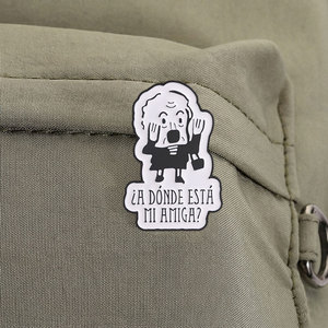 Broche émaillée « Vieille dame de dessin animé » <span class=keywords><strong>en</strong></span> <span class=keywords><strong>noir</strong></span> <span class=keywords><strong>et</strong></span> <span class=keywords><strong>blanc</strong></span> avec citation espagnole pour décorer un sac à dos - Product Image 4