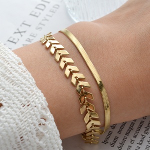 Pulsera de Serpiente de Doble Capa de Acero Inoxidable con Baño de Oro de 18k y Diseño de Hoja de Trigo - Product Image 3