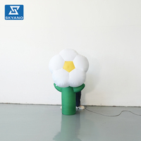 Modèle de fleur gonflable blanc sur pied personnalisé pour la décoration de paysages extérieurs, de scènes événementielles et de lieux touristiques