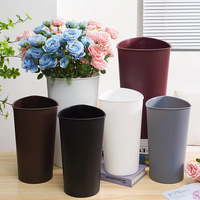 Seau à fleurs Triangle en plastique pour l'éveil Pot de fleurs fraîches et approvisionnement de jardinière pour la maison et le magasin