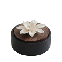 WELLNESS Vente en gros Décoration d'intérieur Parfum d'ambiance Huiles essentielles Diffuseurs d'air de luxe Diffuseur de parfum en céramique en forme de fleur à brancher