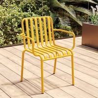 Vente en gros de chaises et tables de salle à manger d'extérieur en plastique empilables de haute qualité et bon marché avec accoudoir pour restaurant café