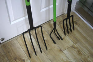 Fourche <span class=keywords><strong>à</strong></span> bouse de terre tournante agricole Fourchette en acier fer <span class=keywords><strong>à</strong></span> quatre dents Houe Plantation Légumes Tournant Ail Manganèse Fourchette en acier - Product Image 6