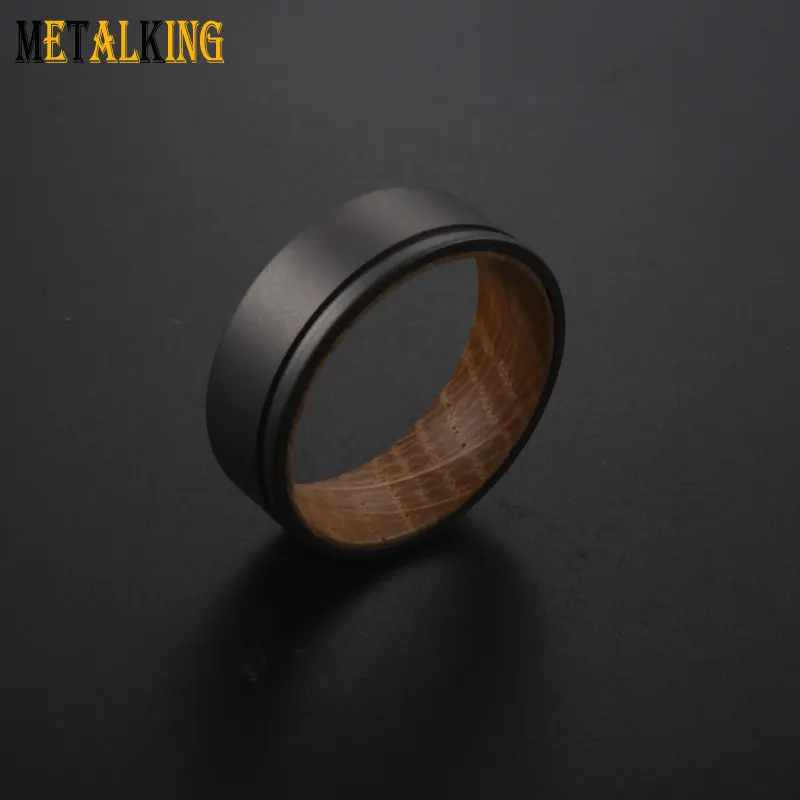 8ミリメートルTitanium Ring Gun Metal Plated Surface Sandblasted Inlay Whiskey Barrel Wood Wedding Band