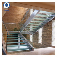 Escalier en verre Prima Glamorous avec panneaux transparents créant une sensation visuelle aérienne et un style esthétique intérieur moderne et élégant