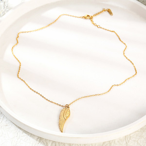 Pendentif aile d'ange européen et américain mode Simple plume en acier inoxydable plaqué or mode neutre collier polyvalent - Product Image 2