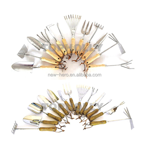 <span class=keywords><strong>Set</strong></span> di Attrezzi da Giardinaggio con Rastrello, Vanga, Paletta e Forcone, Utensili per Manutenzione di Piante in Vaso e Paesaggistica, Manico in Legno con Impugnatura in Morbida Schiuma - Product Image 4