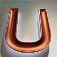 Logotipo retroiluminado de acero inoxidable 3D personalizado, letrero iluminado Led de superficie tallada curvada para logotipo comercial con diseño cóncavo especial