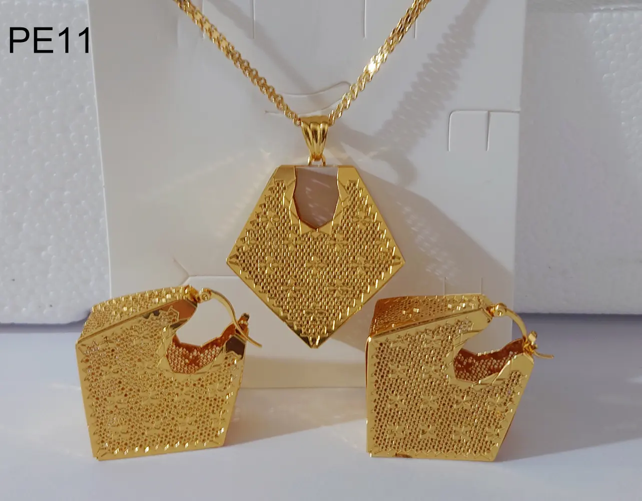 NEW Designs Flower Necklace Earrings Sets Dubai Gold Color 2 Pcs Jewelry Set Perdant African Costume Jewelry Wedding Party Gift