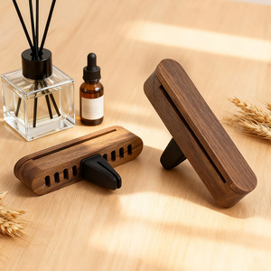 Diffuseur de parfum pour voiture avec clip en bois, ensemble de bâtonnets aromatiques réutilisables, kit de parfum pour voiture avec recharges interchangeables pour SUV et berline - Product Image 1