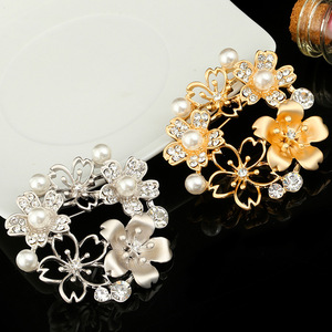 Nouvelles Broches de Luxe Personnalisées en Alliage Plaqué Or avec Perles d'Eau Douce Camélia pour Femme – Idéales pour le Quotidien, les Fiançailles, les Mariages et les Fêtes - Product Image 4