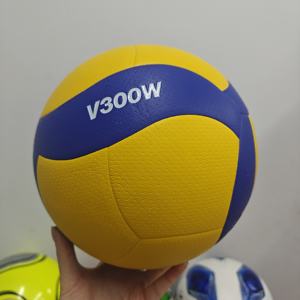 วอลเลย์บอลฝึกซ้อมระดับพรีเมียม วัสดุ PU คุณภาพสูง พร้อมบลัดเดอร์ที่เหมาะสมสำหรับการเล่นอย่างสมบูรณ์แบบ รุ่น V200W V300W - Product Image 5