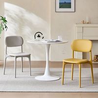 Chaise latérale en plastique personnalisée OEM ODM, 12 couleurs au choix, empilable, approvisionnement en gros pour hôtel, bistrot