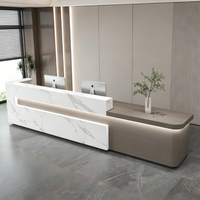 Comptoir de réception moderne personnalisé avec effet marbre et éclairage LED pour hôtel, immeuble commercial, hall d'entreprise