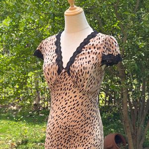 Robe longue de vacances pour femme, col en V à la française, imprimé léopard vintage, dentelle, coupe biaisée, manches courtes en soie - Product Image 4