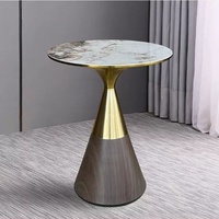 Table basse en fer moderne et minimaliste de luxe léger avec plateau en marbre ; finition épaissie aspect pierre pour salon, hôtel, maison