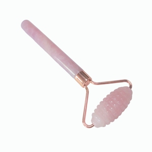 ลูกกลิ้งนวดหน้าโรสควอตซ์ธรรมชาติ หัวเดียว ด้ามยาว แบบมีหนาม - Product Image 6