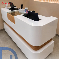 Comptoir de caisse moderne et personnalisé pour magasin de vêtements, comptoirs de réception faits à la main en surface solide