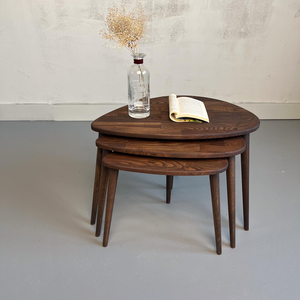 Set di 3 tavolini a incastro in noce massello, tavolini laterali ispirati al Mid-Century, tavolino da caffè impilabile a forma di rene - Product Image 2