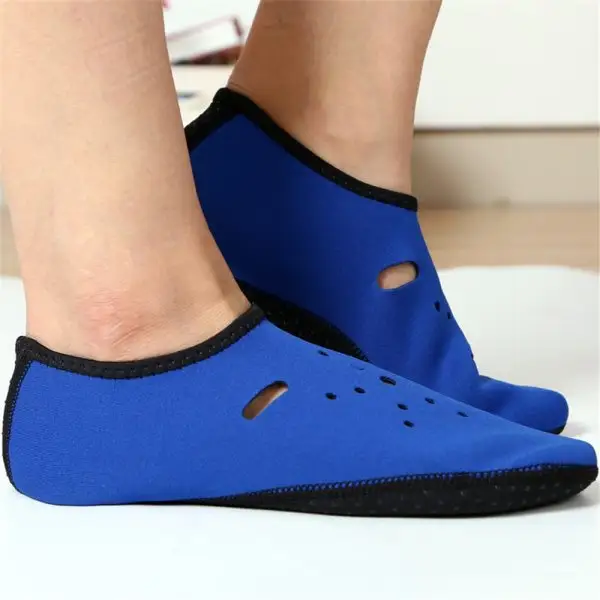 Sapatos de água do pé descalço, meias respiráveis simples de design perfurado para praia e natação