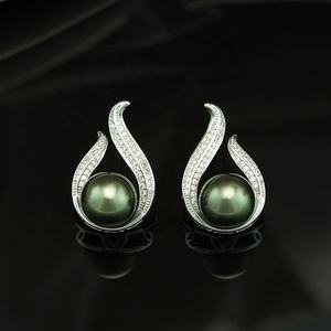 Nouvelles boucles d'oreilles à clous élégantes et luxueuses en cuivre plaqué or 2025, serties de zircon et de perles, design géométrique triangulaire pour femmes - Product Image 1