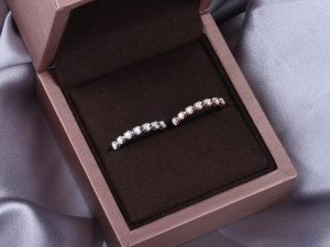 แหวนเพชรดีไซน์เรียบหรู ทันสมัย ขายดี แหวนทองคำขาว 18K แท้ ประดับเพชรแท้ ของขวัญวันวาเลนไทน์สำหรับสาวๆ - Product Image 6