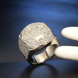 แหวนชุบทอง ดีไซน์คลาสสิคแบบตราประทับ พร้อมลุคหรูหรา หน้าวงรีประดับเพชรคิวบิกเซอร์โคเนีย ลายมงกุฎ วงหนา ขัดเงาสีทอง - Product Image 3