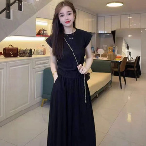 Ensemble deux pièces pour femmes, couleur unie noire, manches courtes, jupe plissée, coupe ample décontractée, M L XL - Product Image 1