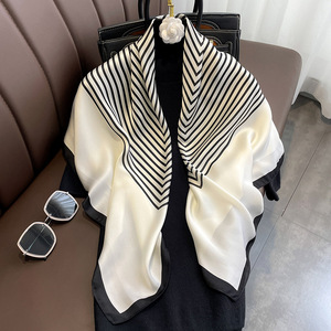 Élégant foulard carré en fausse soie pour femme avec motif exotique et toucher léger, idéal pour la plage et la ville - Product Image 1