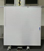 Stores vénitiens horizontaux modernes avec moteur électrique, en PVC, installation latérale, occultant à cordon de 1 pouce pour bureaux et hôtels