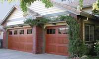 Vente en gros grande porte de garage isolée sectionnelle luxueuse moderne électrique en bois Porte de garage en bois d'acajou