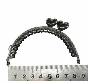 Chiusura a scatto a bacio in metallo per portamonete, classica semicircolare, con pizzo antico e forma a cuore in rilievo - Product Image 4