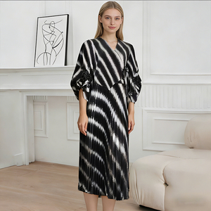 <span class=keywords><strong>Issey</strong></span> Miyake plissettato tinta unita per le donne taglie forti nuova collezione di alta qualità argento brillante diagonale lungo il pavimento - Product Image 2