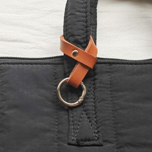 Correa de Transporte Multifuncional Ajustable de Cuero PU Promocional con Anillo, Soporte para Bolsa Manos Libres, Clip para Gafas, Sombreros y Llaves - Product Image 5