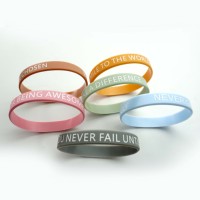 Palette de couleurs Macaron Bracelet de poignet sport en silicone avec impression UV pour la promotion des entreprises et le cadeau de Noël pour un joyeux anniversaire